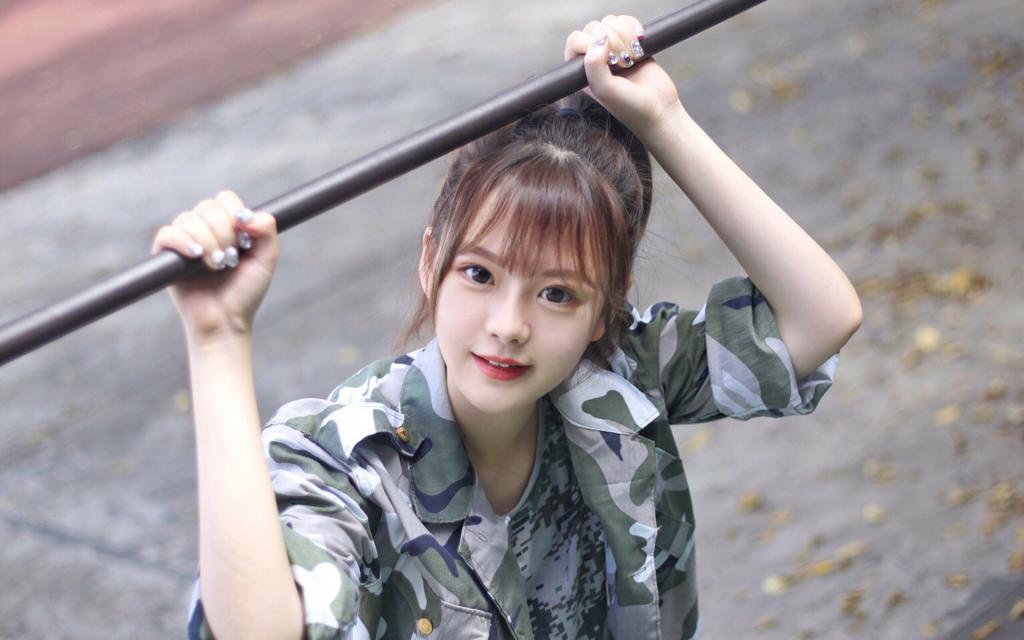 聊天怎么吸引女孩,做好这3个动作,让她对你感兴趣